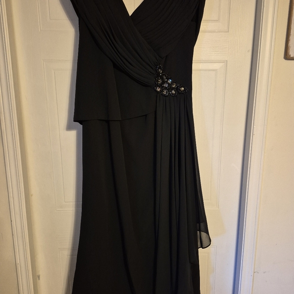 Formal dress - Picture 4 of 6